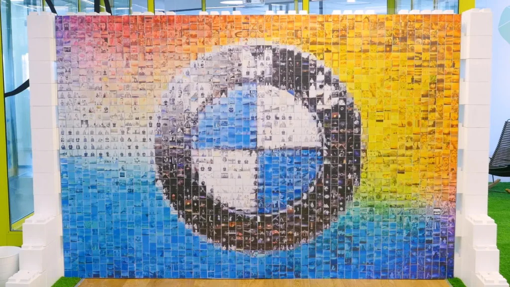 Fresque visuelle grand format composée de centaines de photos individuelles formant un visuel unique lors d’un événement