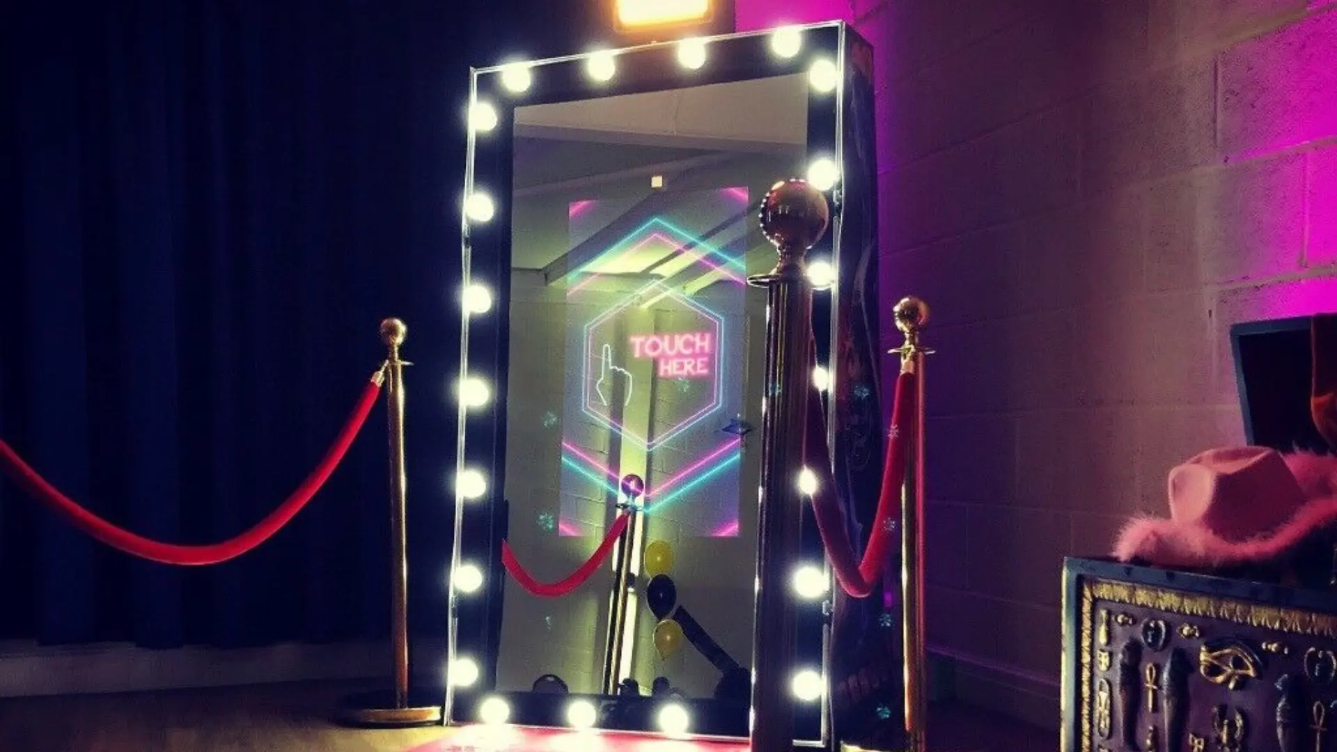 Mirror X photobooth grand format avec interface tactile lumineuse installé dans un espace événementiel premium