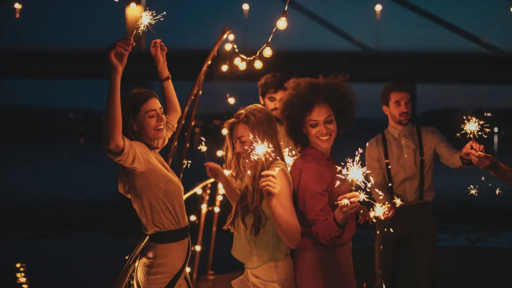 Groupe d’amis célébrant une soirée privée tandis que des instants festifs sont capturés à travers une expérience photo événementielle