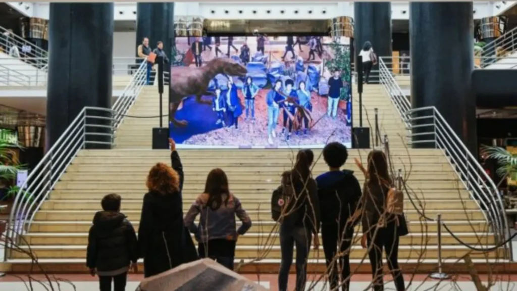 Animation événementielle installée dans un centre commercial avec écran géant interactif attirant les visiteurs et familles
