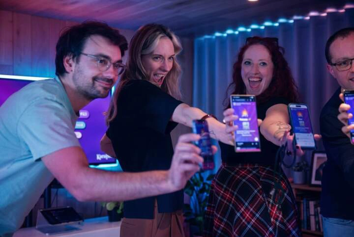 Invités montrant sur leur smartphone le catalogue karaoké ouvert après avoir scanné le QR code