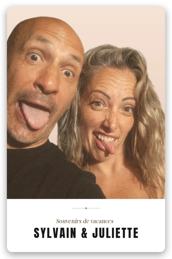 Portrait studio d'un couple réalisé par le Caricature Wall avec un message souvenir